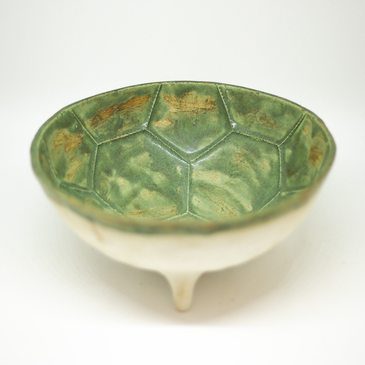 Dast football cup bowl matte green on naked ceramic | Dast voetbalkom kom mat groen op naakte keramiek - een stip