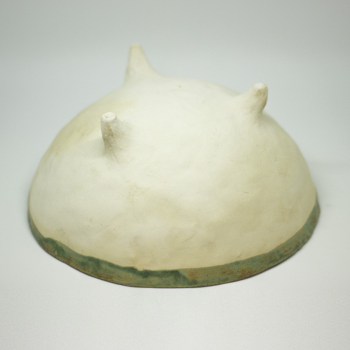 Dast football cup bowl matte green on naked ceramic | Dast voetbalkom kom mat groen op naakte keramiek - een stip