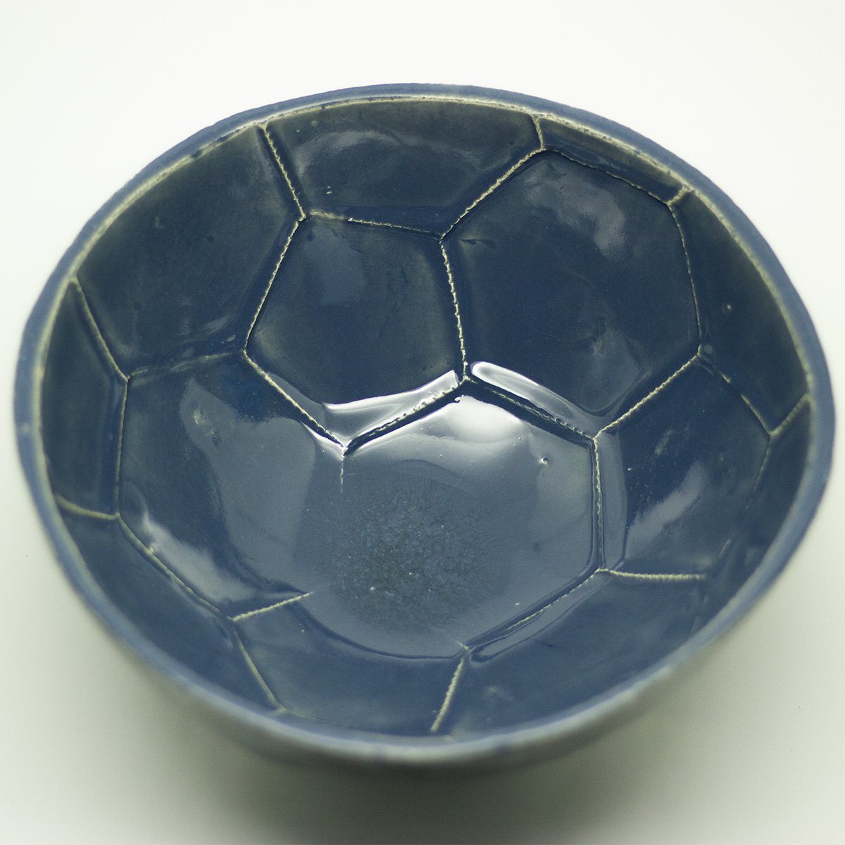 Dast football cup bowl glossy blue and transparent | Dast voetbal beker kom glanzend blauw en transparant - een stip