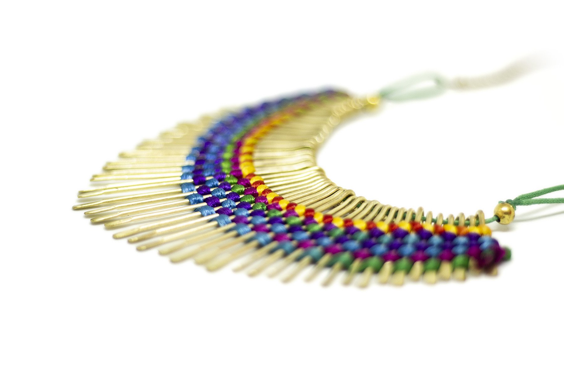 hand-braided colorful brass necklace from India - een stip