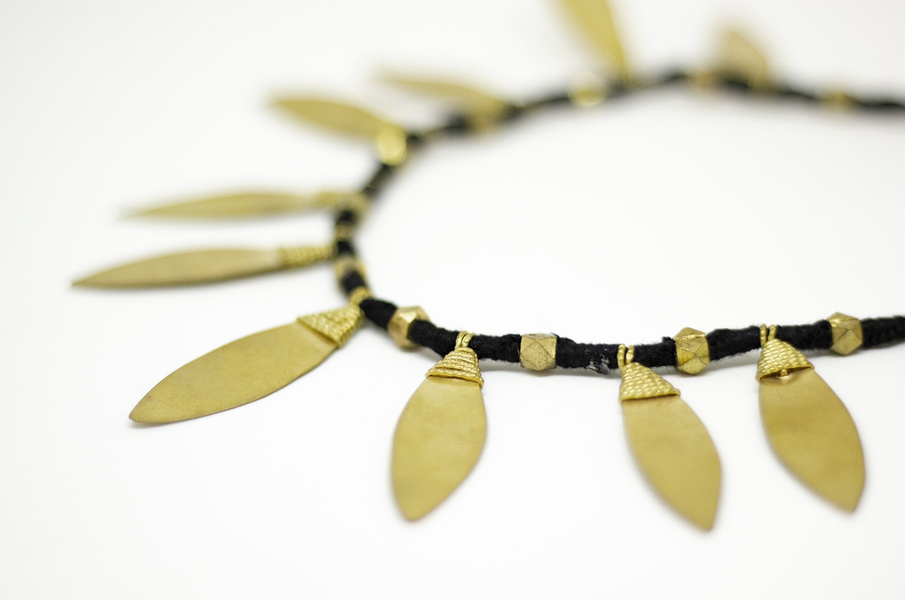 hand-braided brass necklace from India - een stip