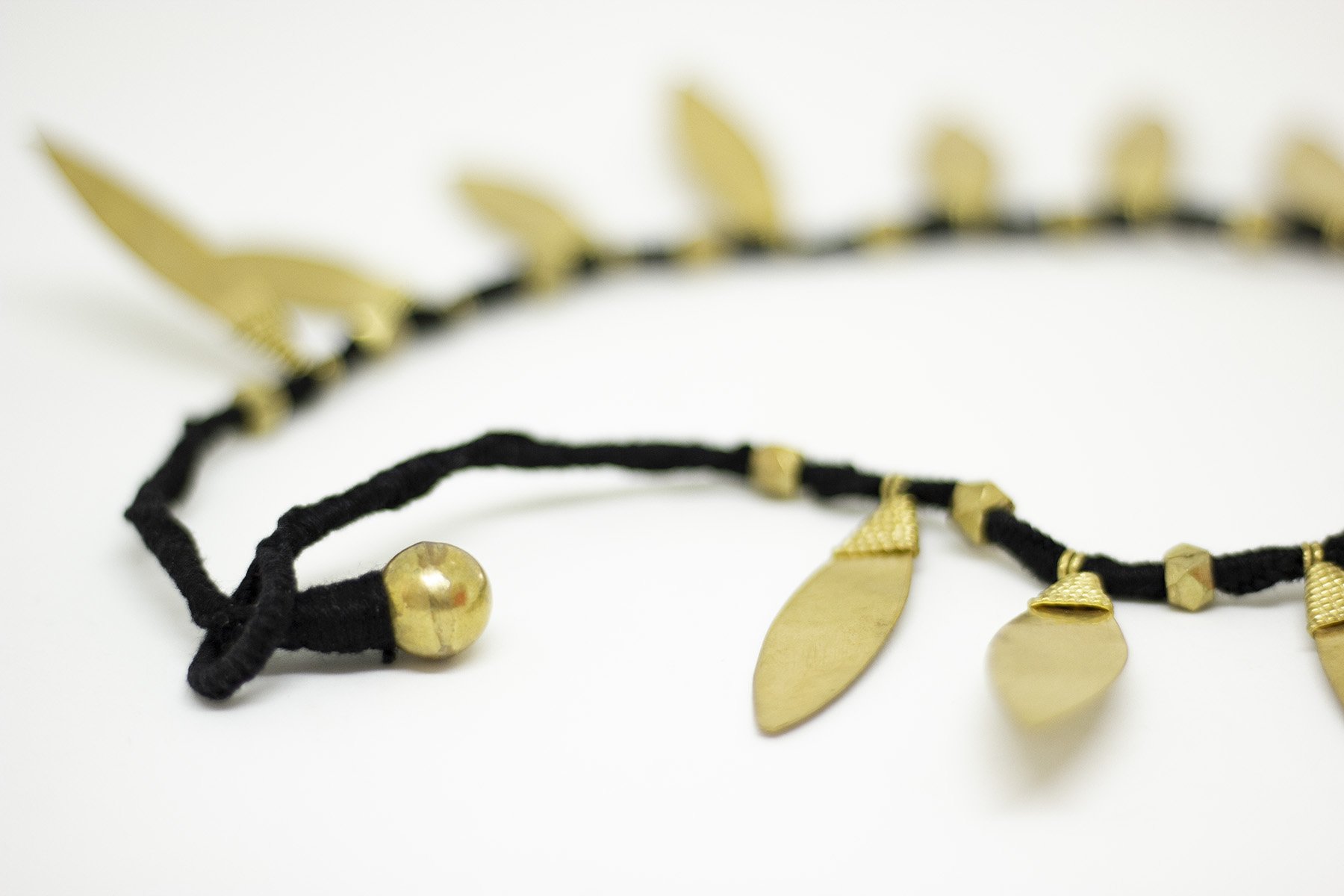 hand-braided brass necklace from India - een stip