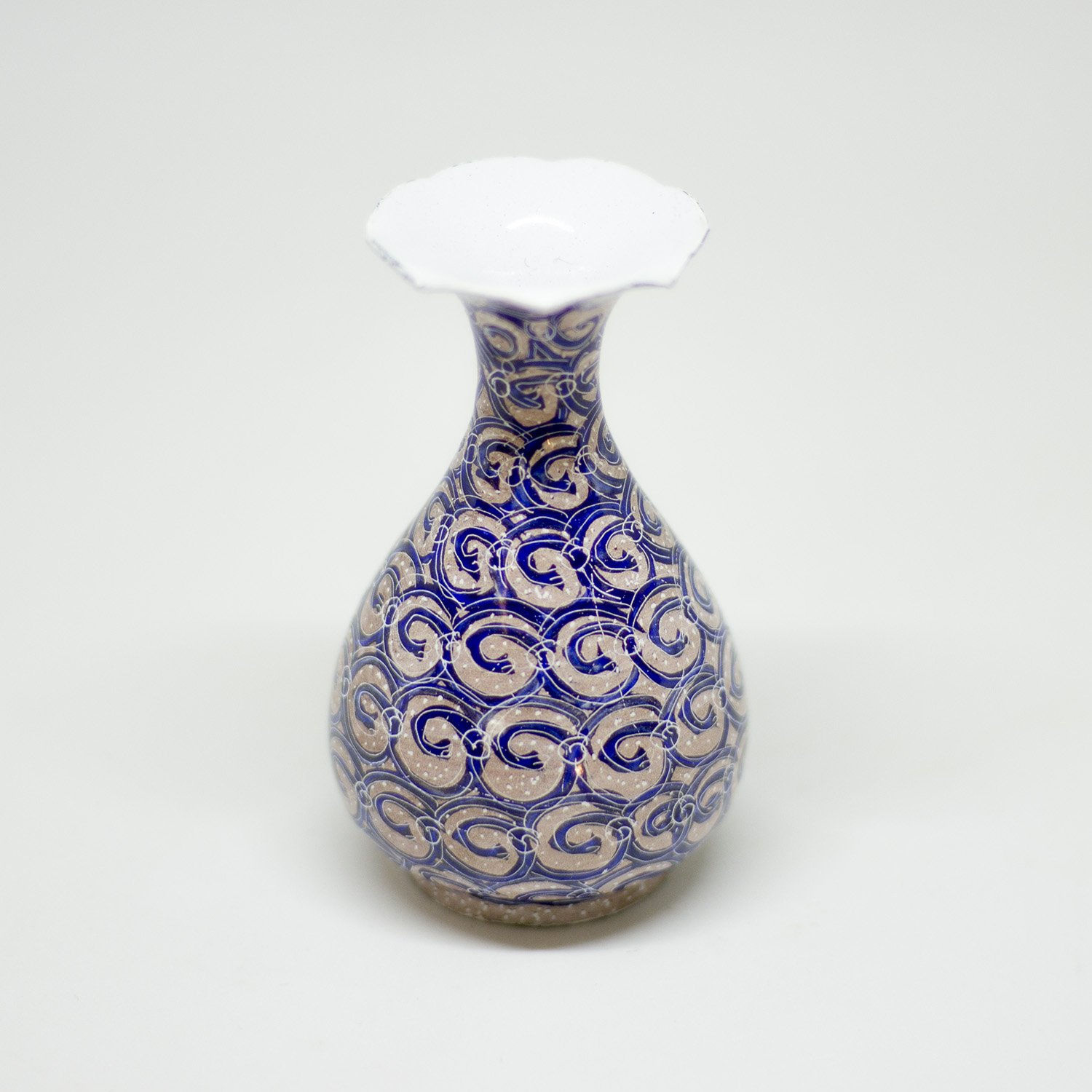 Blue vase with MinaKari - een stip