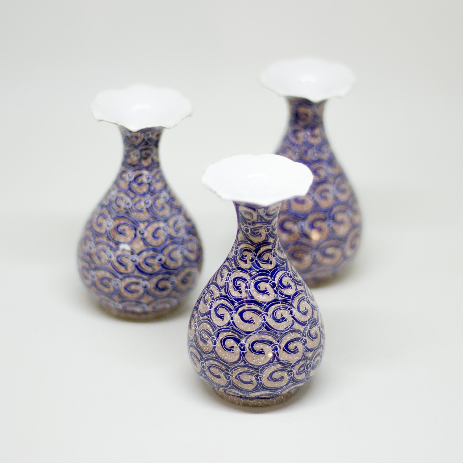 Blue vase with MinaKari - een stip