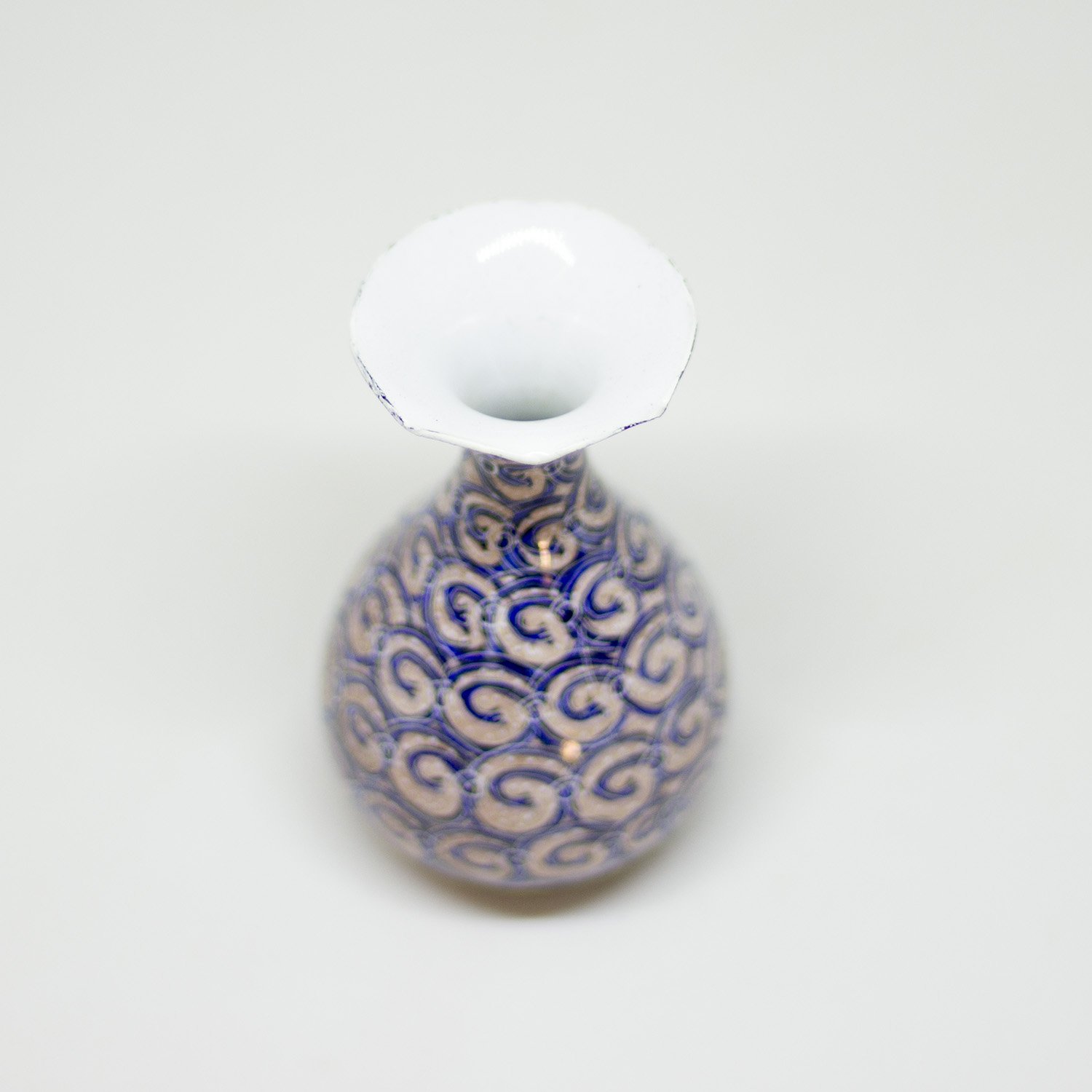 Blue vase with MinaKari - een stip