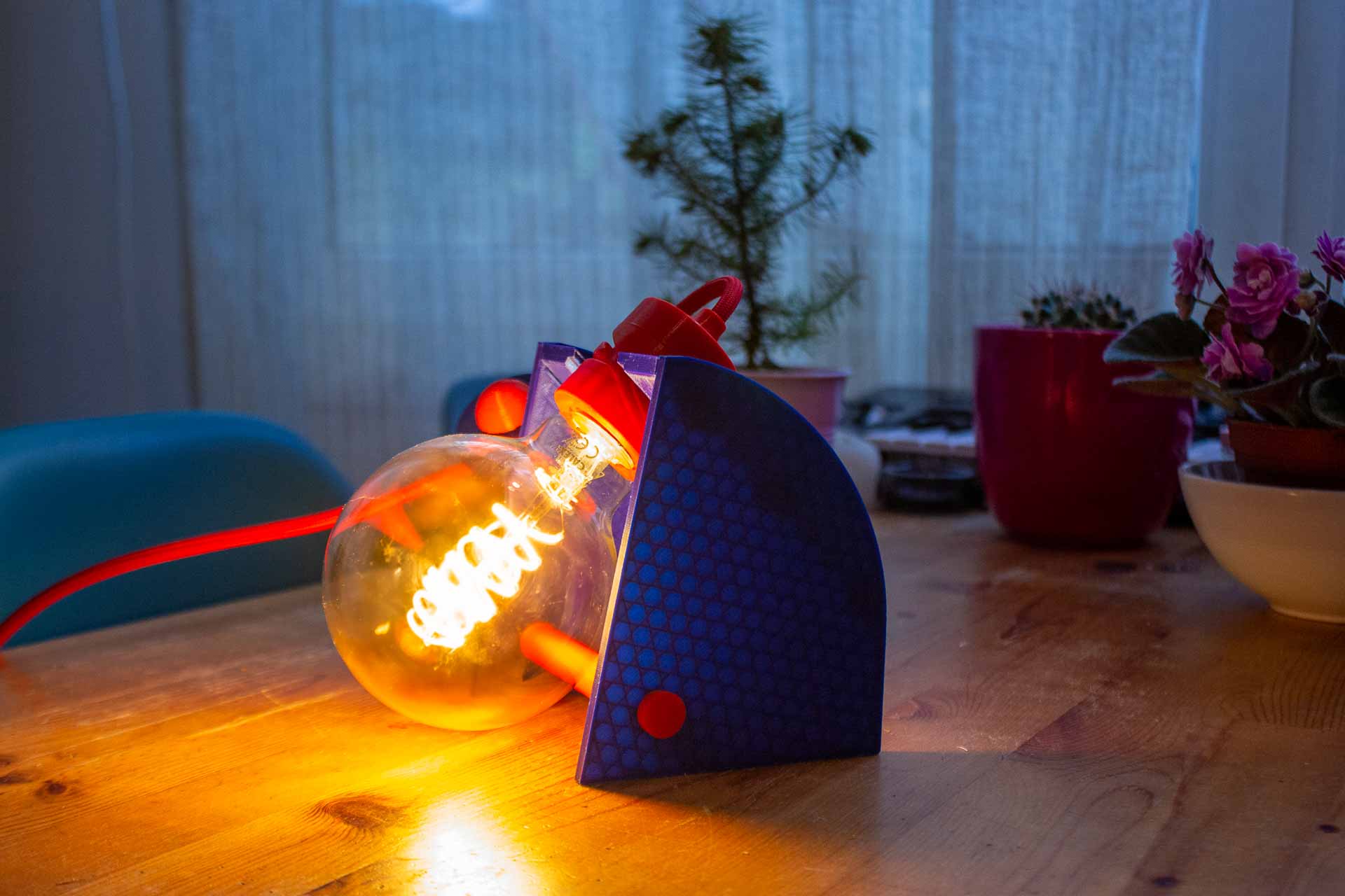 3D-geprinte bureaulamp 3d printed desk lamp designer lamp hola een stip