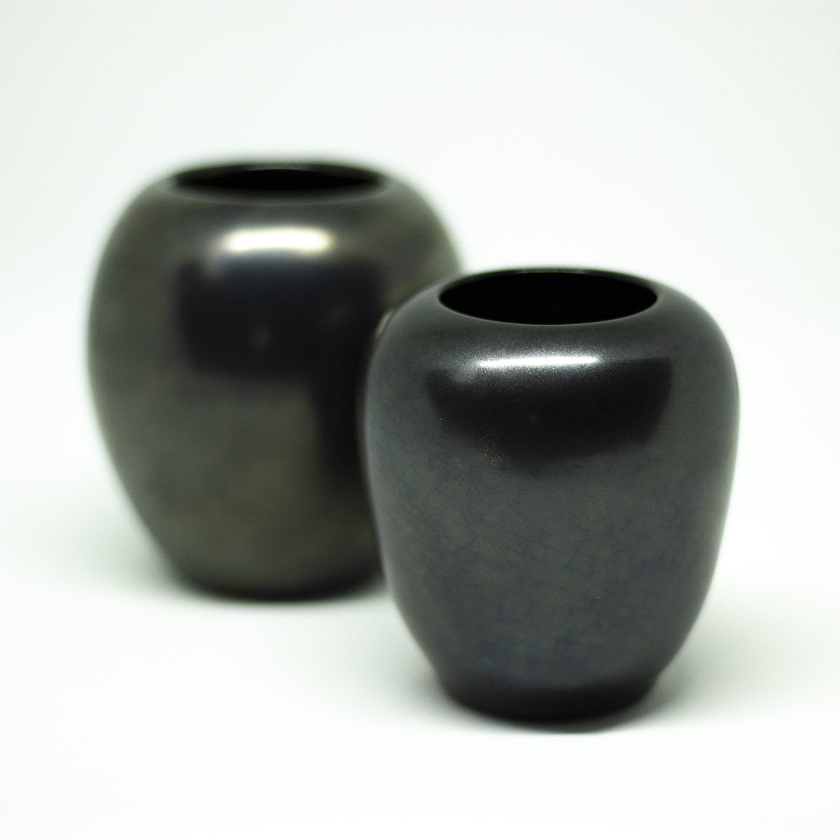 yesterday small set of black vases - een stip