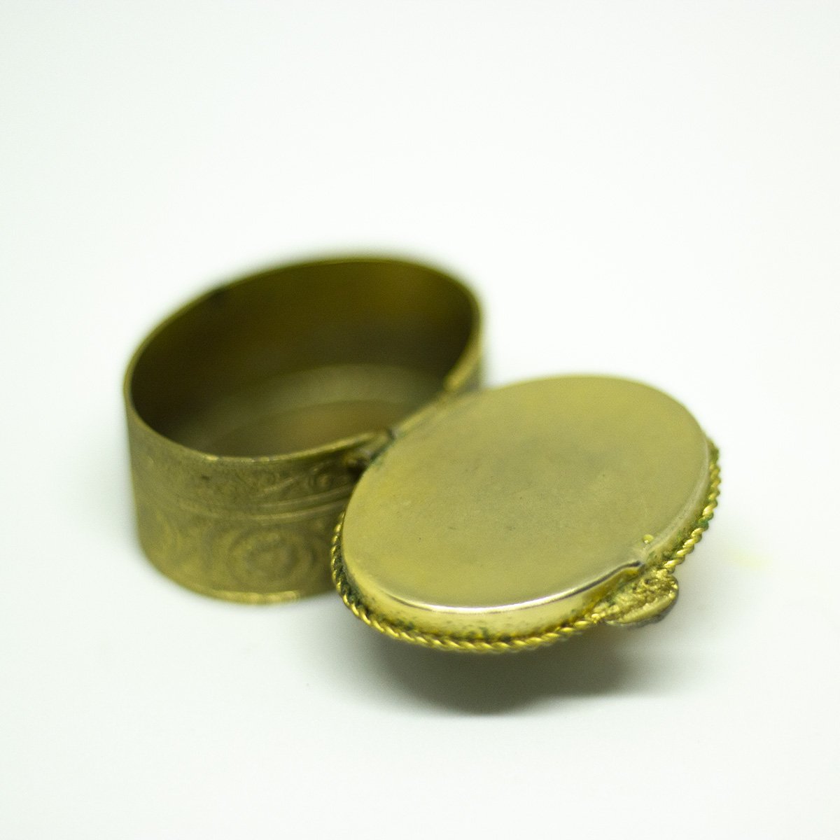 yesterday vintage handmade brass pill box - een stip