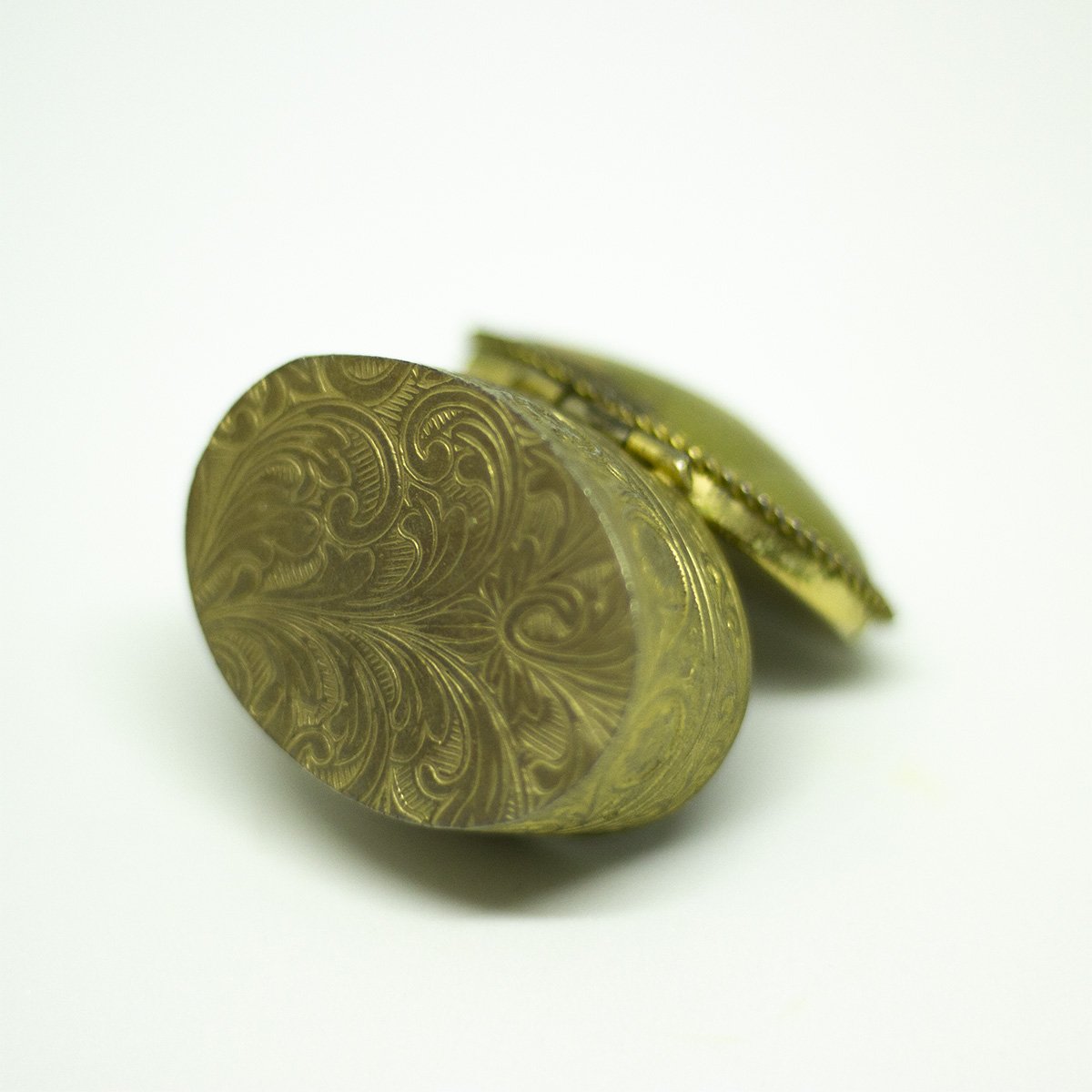 yesterday vintage handmade brass pill box - een stip