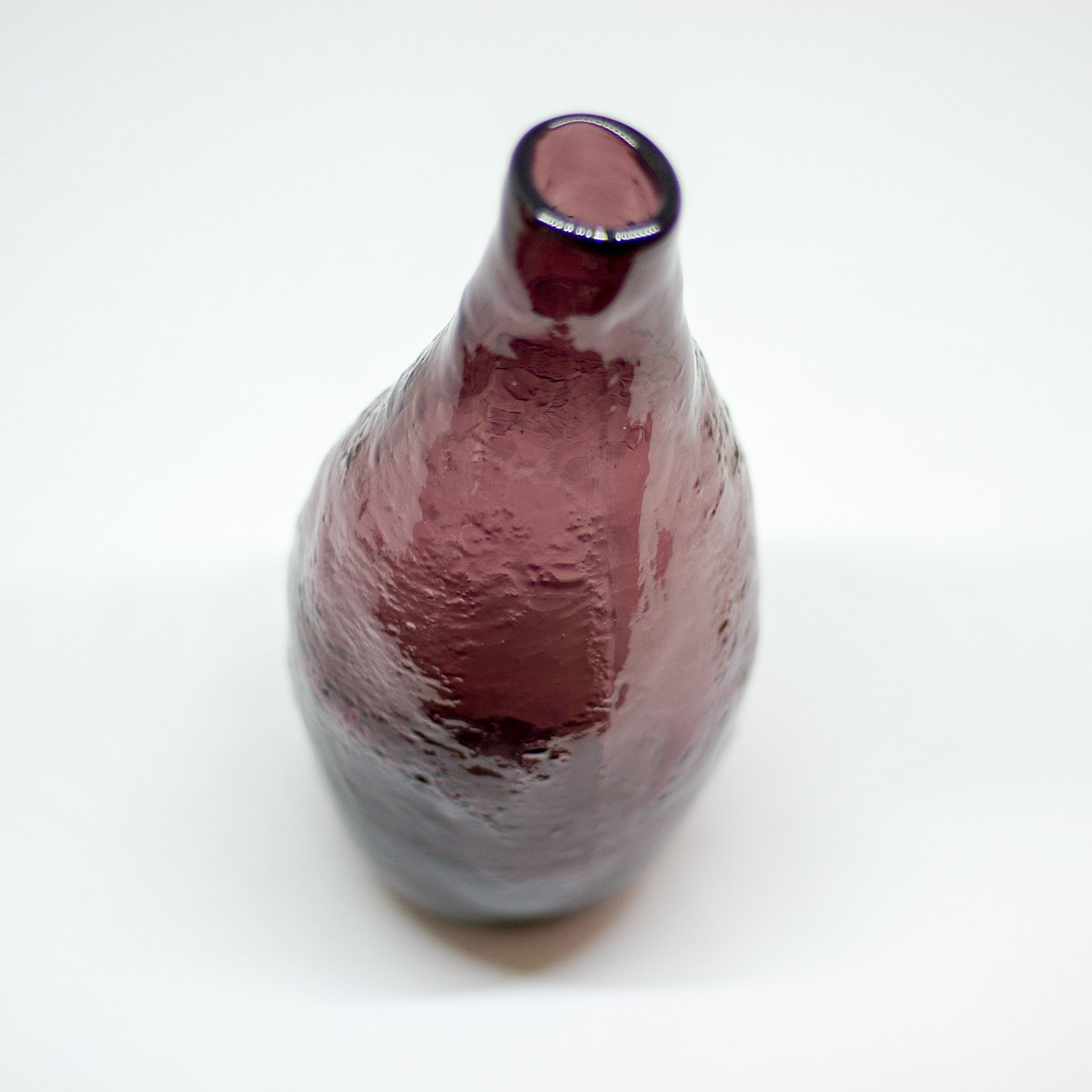 yesterday purple glass vase - een stip