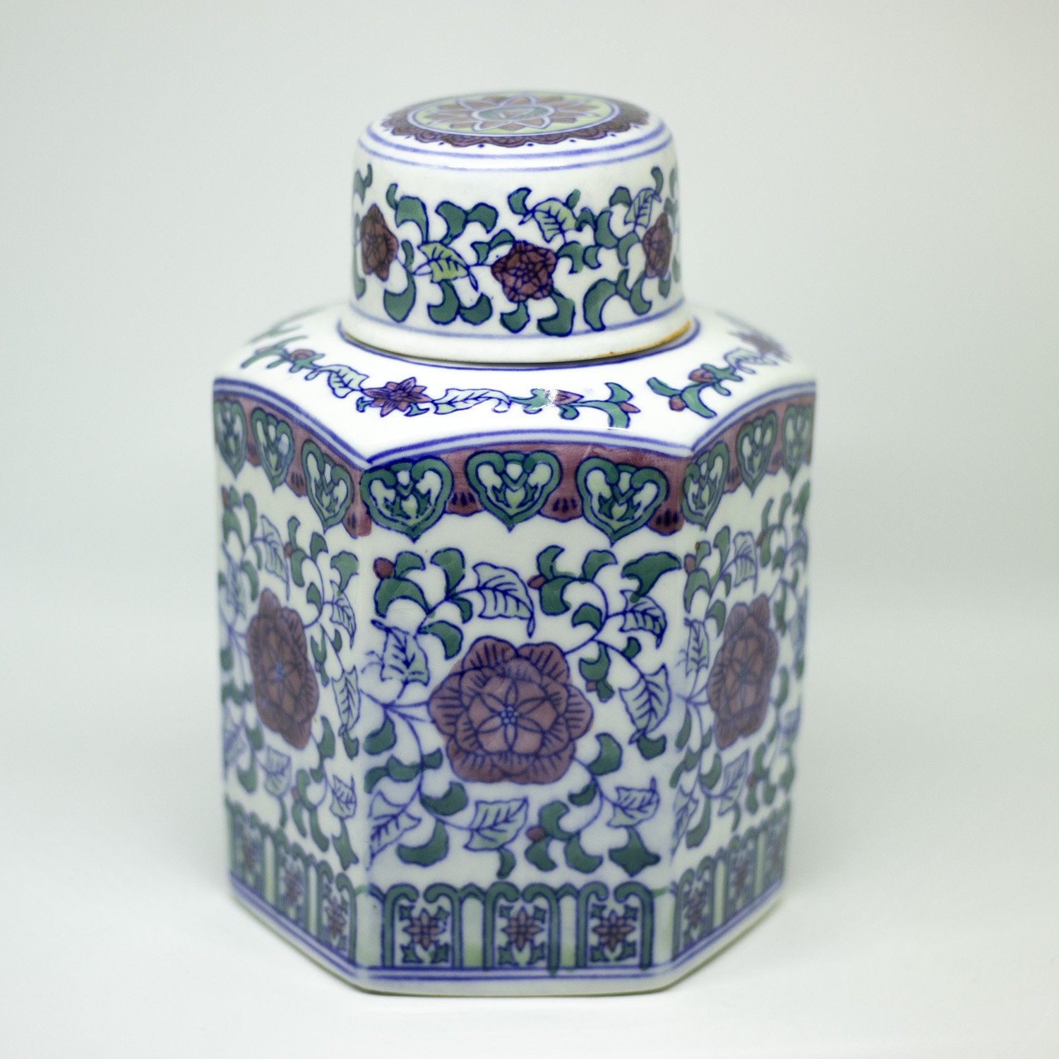 yesterday hand painted beautiful urns - een stip