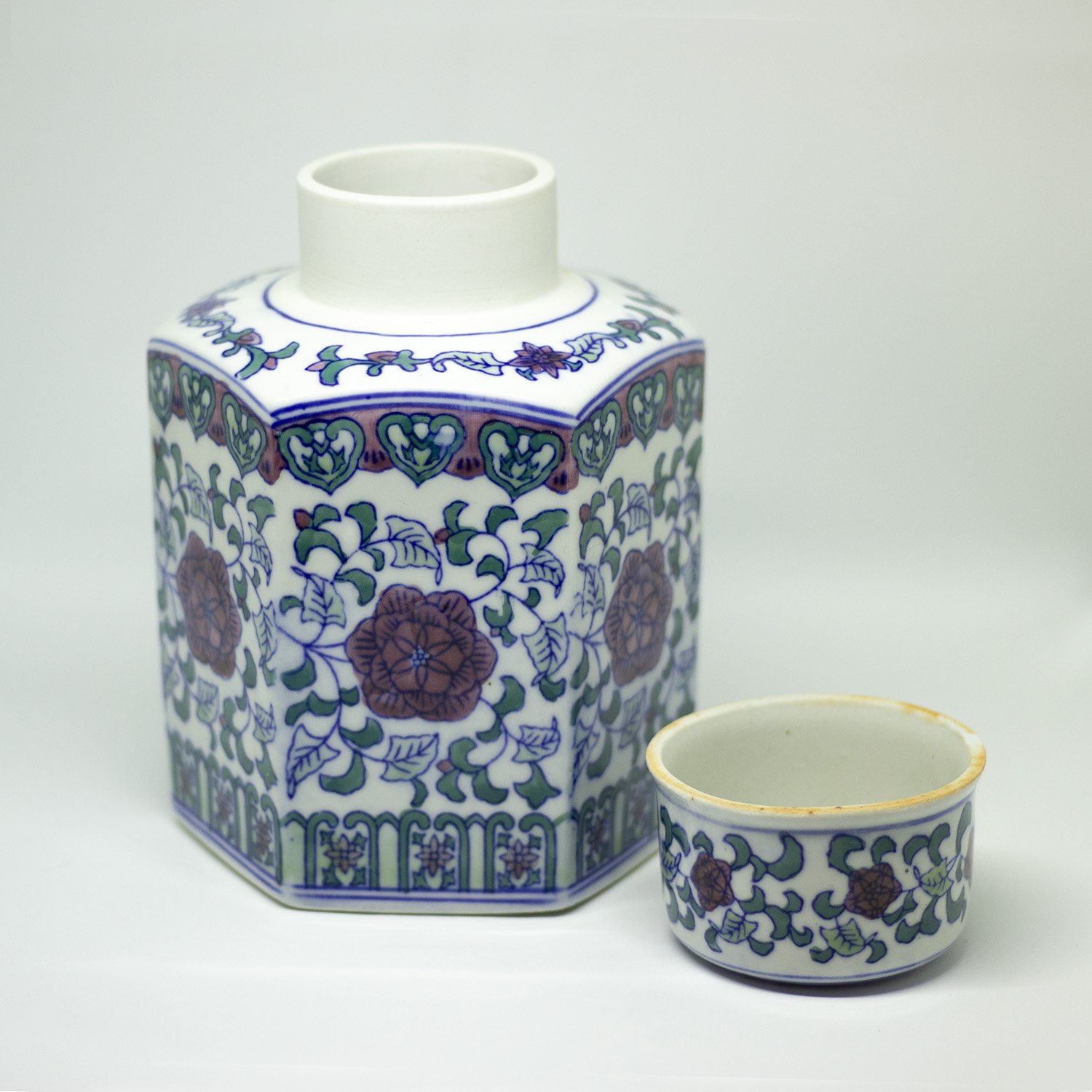 yesterday hand painted beautiful urns - een stip